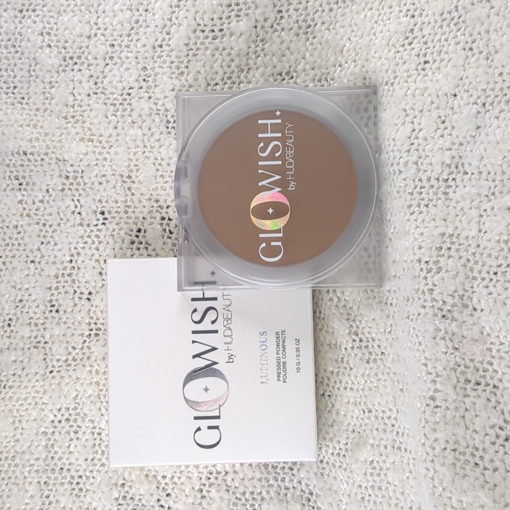 HUDA BEAUTY GloWish Luminous Pressed Powder in 05 MEDIUM, 10g/0.35oz